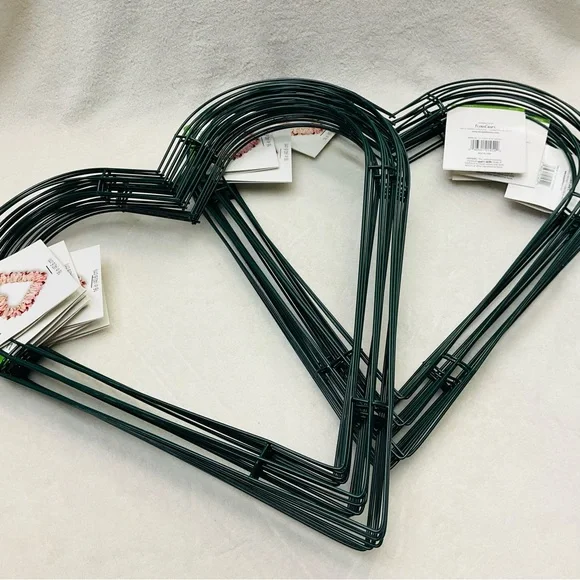NWT 17pc 16” x 16” Heart-Shaped Wire Wreath Form by Flora Craft Homemade Decor - Picture 8 of 8